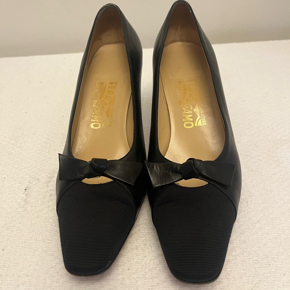SALVATORE FERRAGAMO-Vintage Black Leather Classic w/Bow Heel Sz 9B